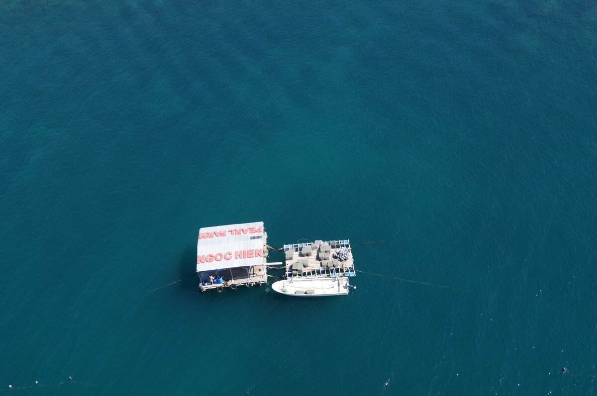 Одна из ферм по добыче жемчуга. Фотографировали из кабинки.