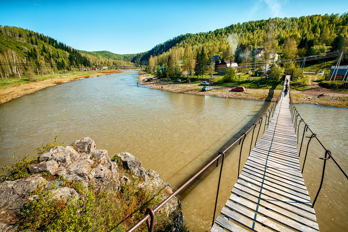 По мосту передвигаться довольно волнующе, особенно если преодолевать его, не держась за перила - мост болтает и горизонтально, и вертикально, а под вами 10 метров высоты и мутная вода реки (летом вода чище). Такой вот миниэкстрим для впечатлительных.