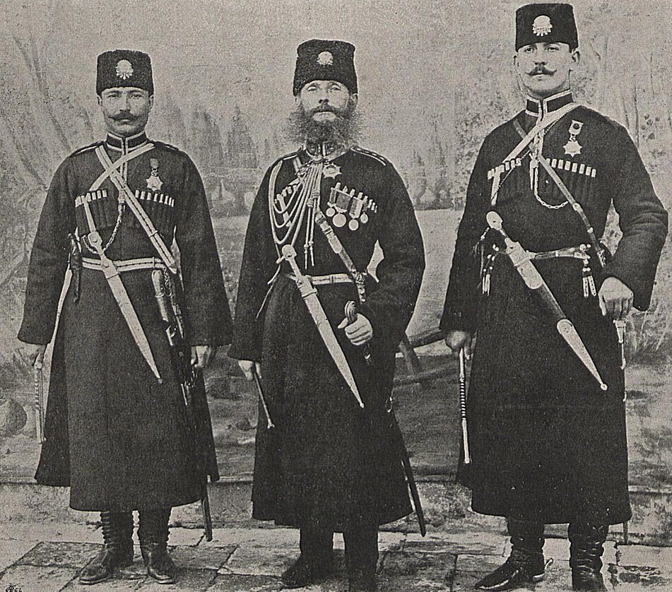 Офицеры отрядов хамидие носили черкески. Этот факт связывают с предпочтениями Мехмед-Зеки паши, который возможно был черкесом или убыхом