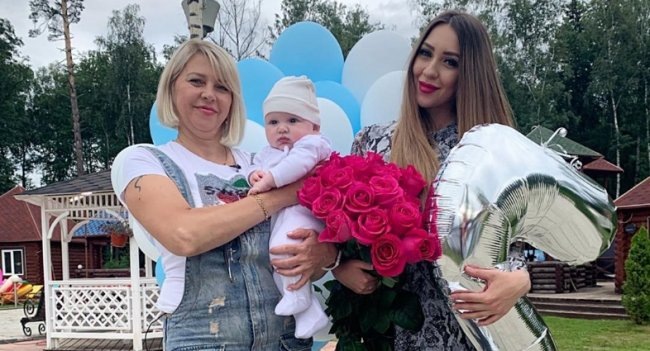 
Некоторые хейтеры дали понять, что Алена не может отказаться от услуг мамы, потому что собирается проводить время с Максимом в клубах, а тратиться на няньку не хочет. Савкина не стала комментировать такие выпады. Она дала понять, что уже выросла и поумнела, и ее волнуют не клубы, а собственный бизнес.
