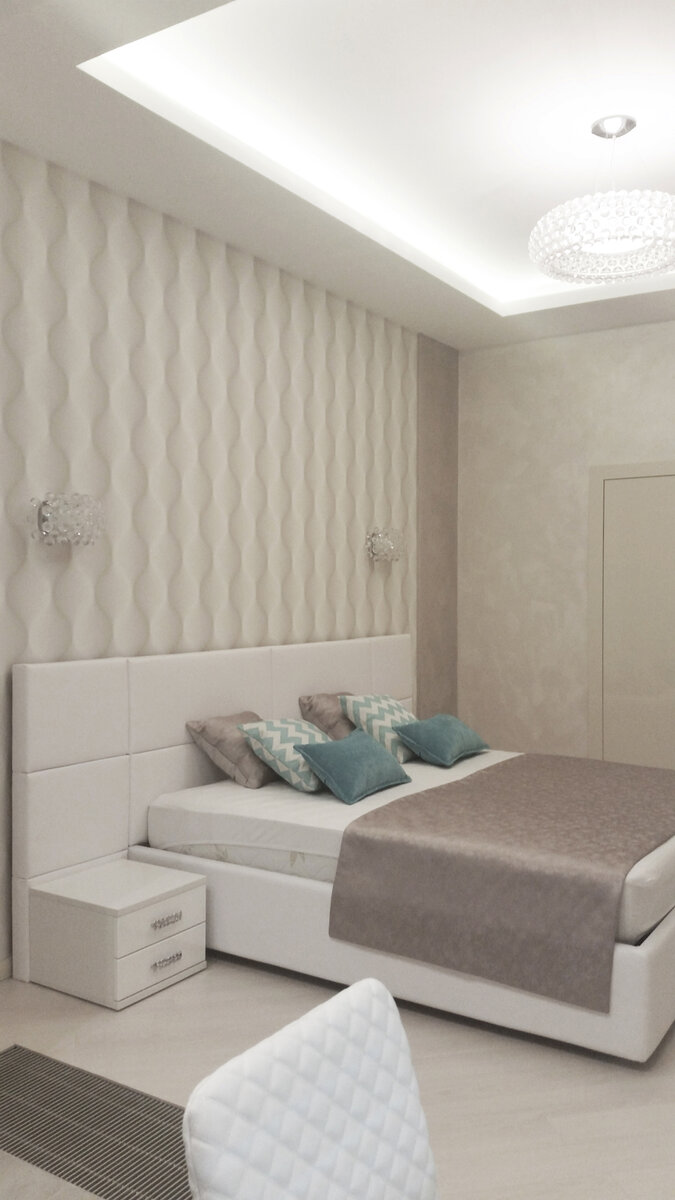 Акцентная стена изголовья кровати выделена с помощью обоев и декоративной штукатурки (фото из портфолио дизайнеров Андрея и Екатерины Андреевых).