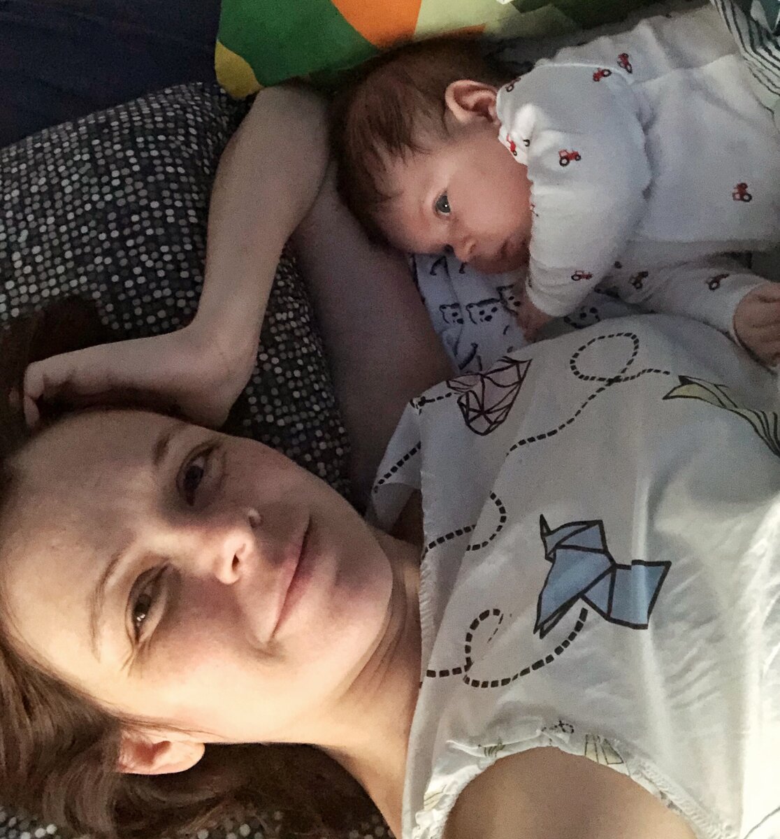 Первые месяцы мы много времени проводили в кровати. Но мешки под глазами почему-то не проходили.