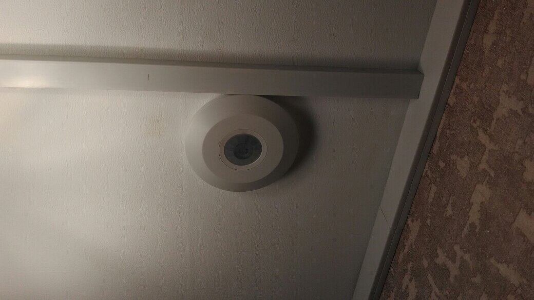 Датчик движения. Установлен на потолке коридора