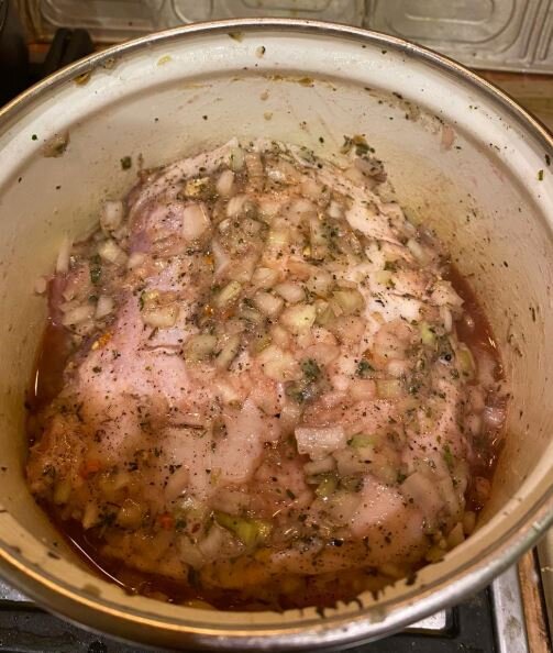 Так выглядит наша заготовка. Жидкости немного, она мясо полностью не покрывает!!! 