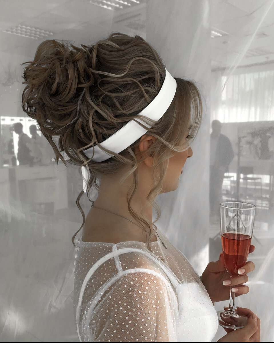 Высокий пучок на короткие волосы, листайте фото, там длина ДО