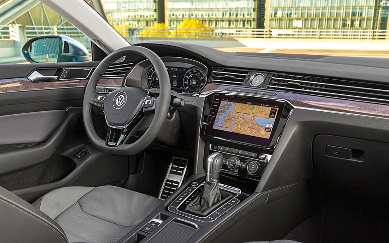 По быстродействию Discover Pro с 9,2‑дюймовым тачскрином (диагональ базовых версий — 6,5 дюйма) — одна из лучших мультимедийных систем современного автопрома, хотя до лучших планшетов и ей еще далеко. Если не брать во внимание новую мультимедиасистему, то интерьер точь-в‑точь пассатовский. С материалами и эргономикой порядок, но не хватает особенных, ярких деталей. Хотя бы одной.