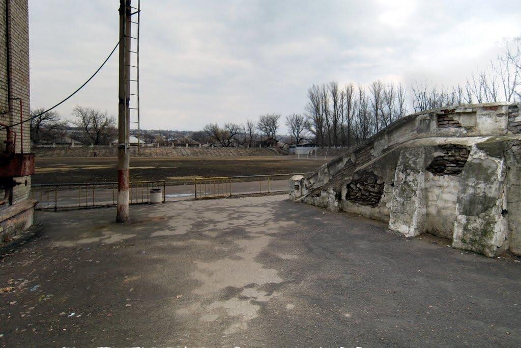 Нашёл фото того самого стадиона имени Ленина в Луганске до реставрации в 2013