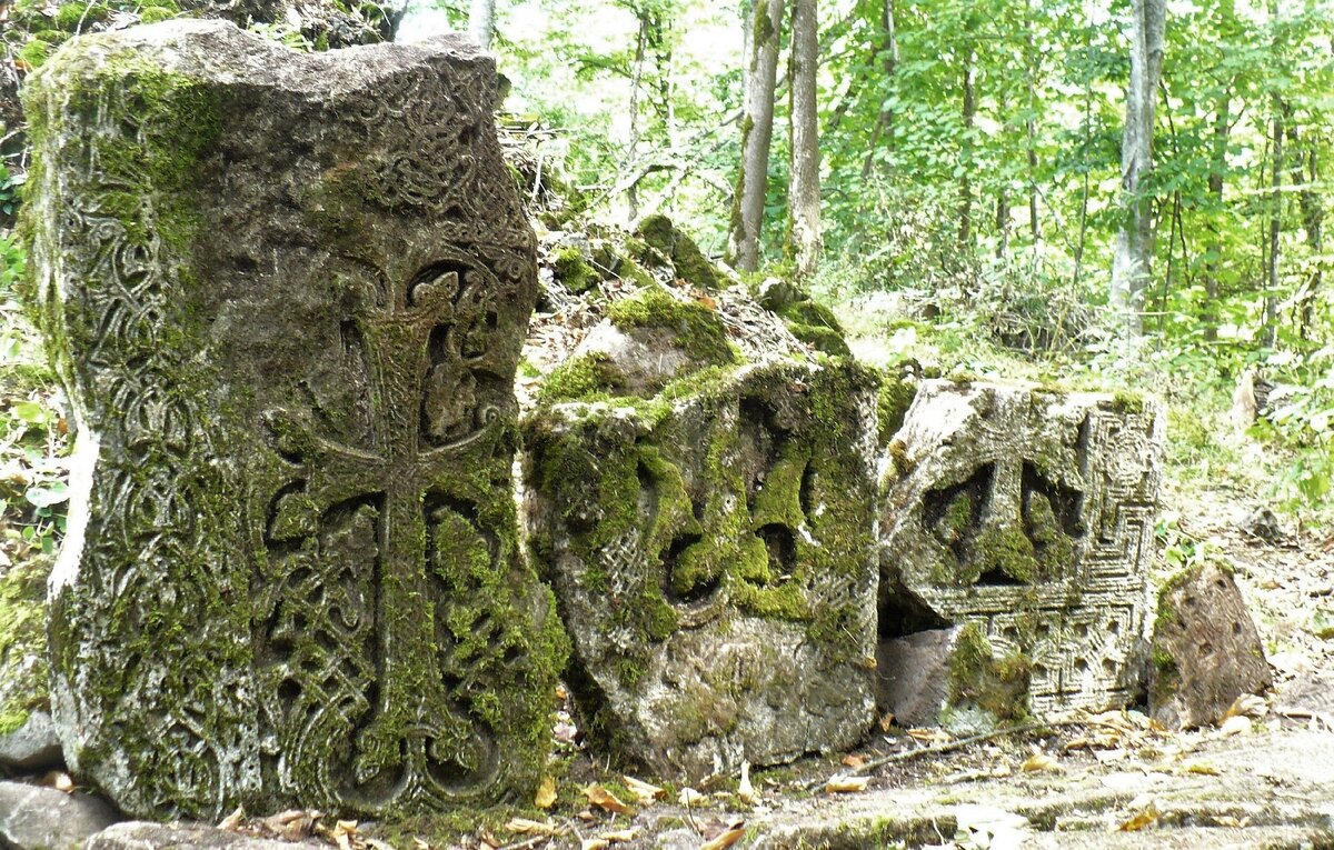 Поиски армении. Хачкар Арцах. Хачкар Нагорный Карабах. Хачкар армянский. Древний хачкар.