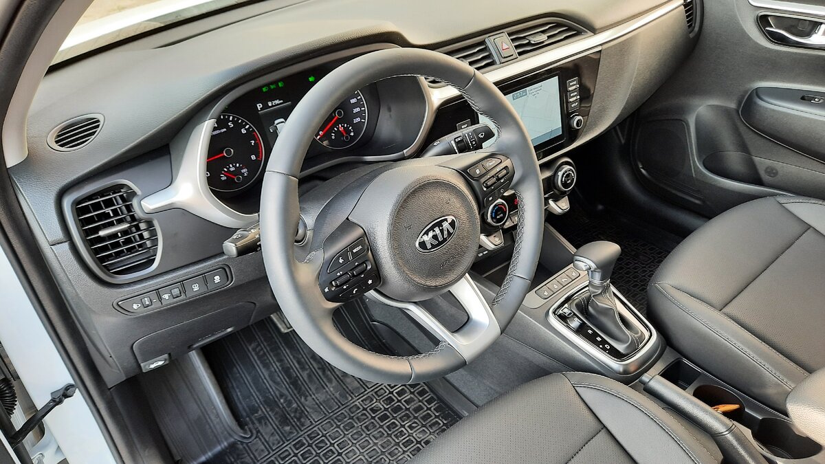 Салон кожа,навигатор..   Только вот на мой взгляд за эти деньги шумки маловато..