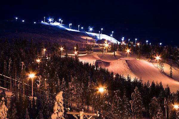 Зимой в Финляндии полярная ночь и большие расходы электроэнергии не только на работу лыжных подъемников, но и на освещение трасс. Поэтому для клиентов склонов важна энергоэфективность курорта - это стоимость билета.