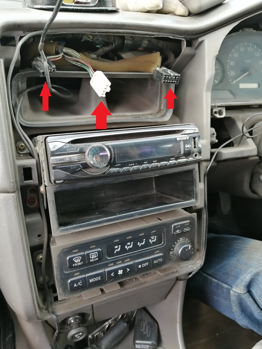 Установка автомагнитолы и камеры заднего вида в Toyota Corolla XII (E210)