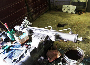 Процесс ремонта и замены элементов рулевой рейки происходит в таком порядке: