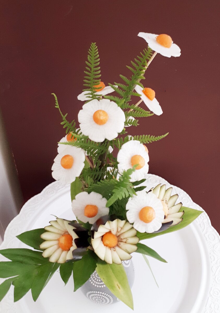 На этой картине из редьки вырезала полевые цветы, установила в маленькую корзину.