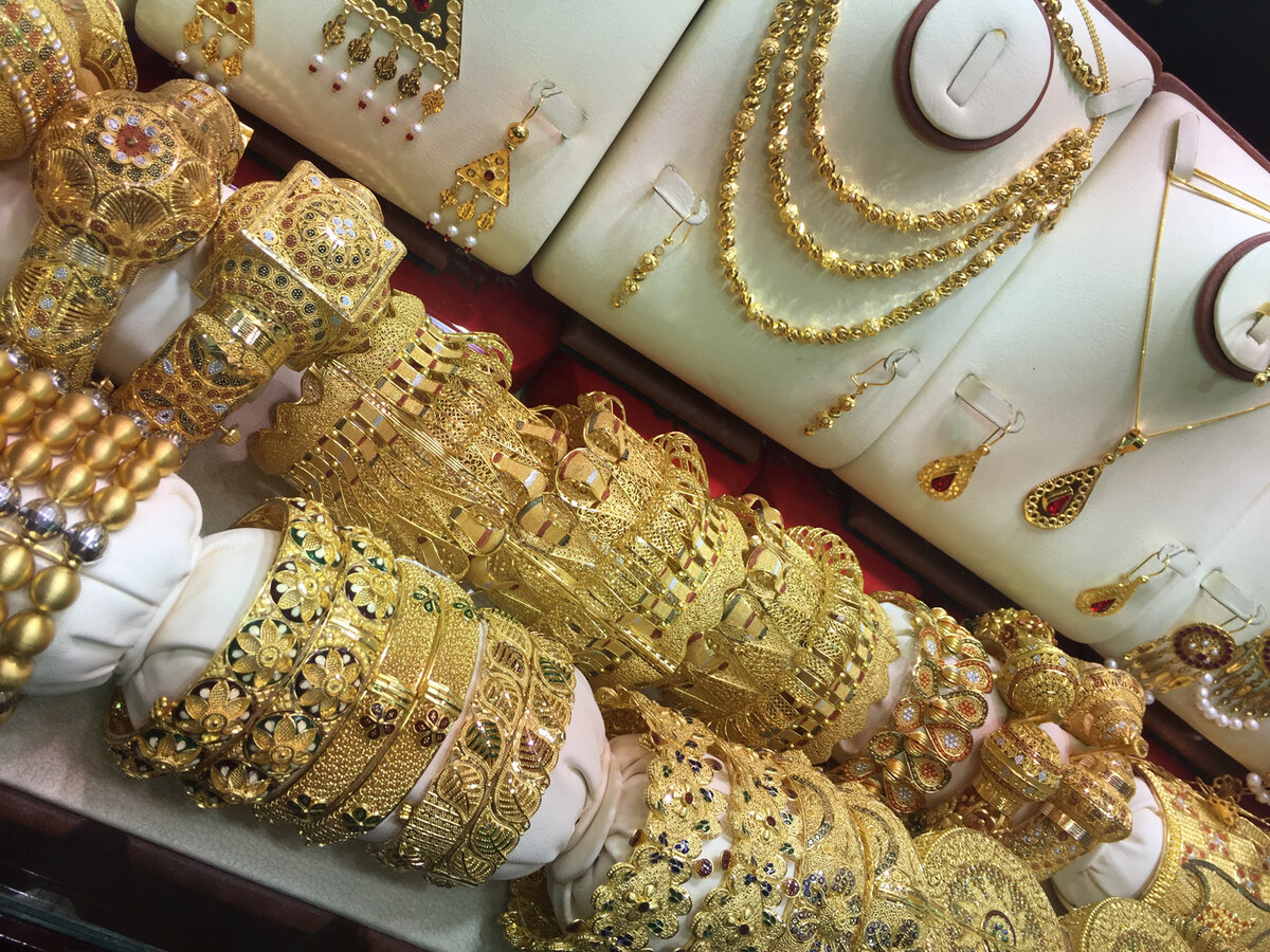 Что можно привезти из дубая. Дубаи Gold Souk жемчуг. Цепочки Дубайский золотой рынок. Сувениры из Эмиратов. Украшения из Эмиратов.