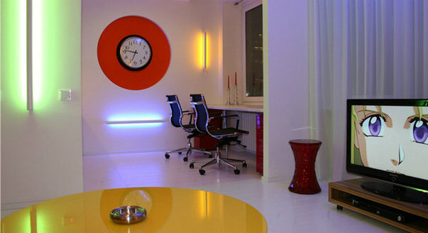 Дизайн маленькой квартиры на Новом Арбате в стилистике поп-арта, привлекает внимание не только яркими решениями, но и до мелочей продуманной планировкой, где использован каждый квадратный сантиметр площади. 