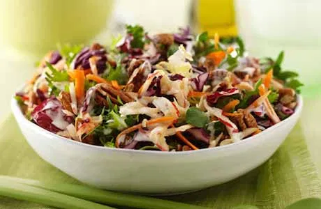 Для салата берут 3 средних морковки, 2 шт. чернослива, 300 г пекинской капусты, 2 зубчика чеснока, растительное масло (1 ст. л.), соль, черный перец.