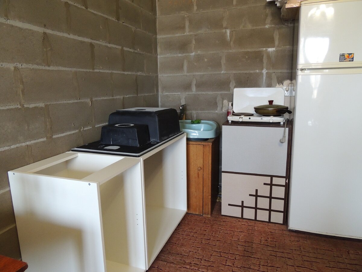 Позже раковина переехала на кухню )) Холодильник тоже послужил некоторое время, пока не купили новый. Да и остатки шкафа хорошо послужили ))