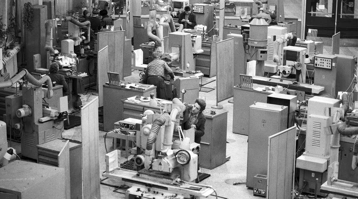 Источник: https://www.retro-lv.club/2019/01/valsts-elektrotehniska-fabrika-vef.html?m=1