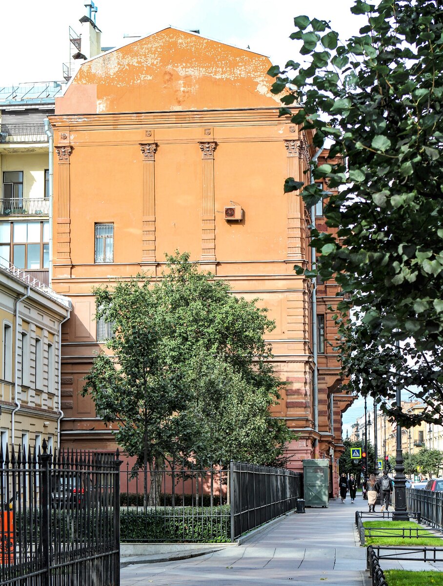 Улица Маяковского, 14. Жилой дом 1880 года постройки. 