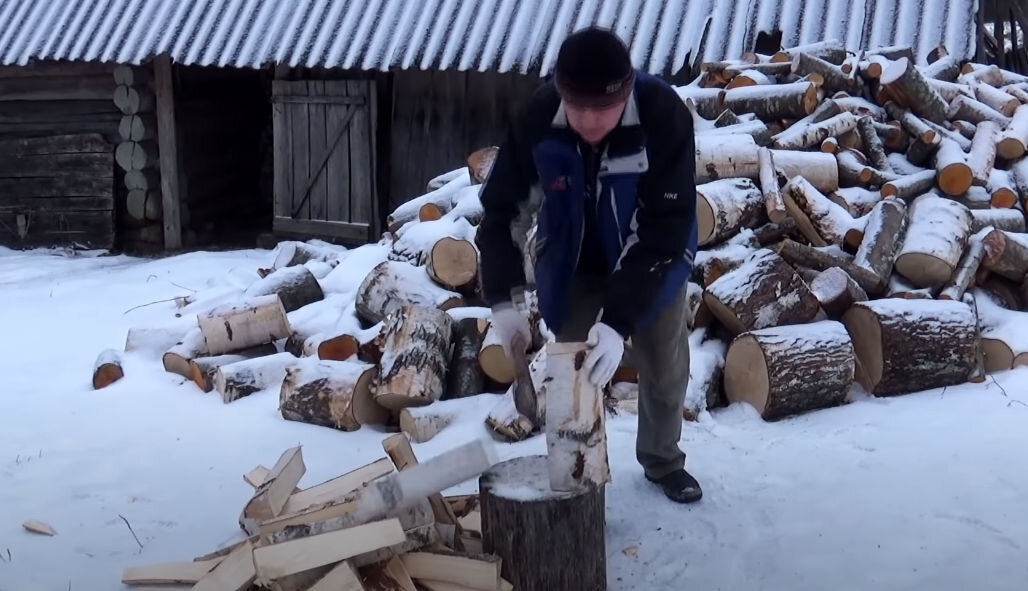 колоть дрова на морозе