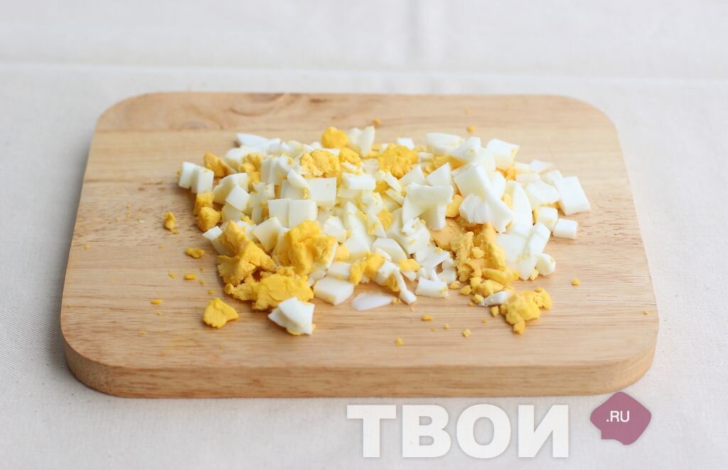1 -  Отварить яйца, очистить и мелко порубить