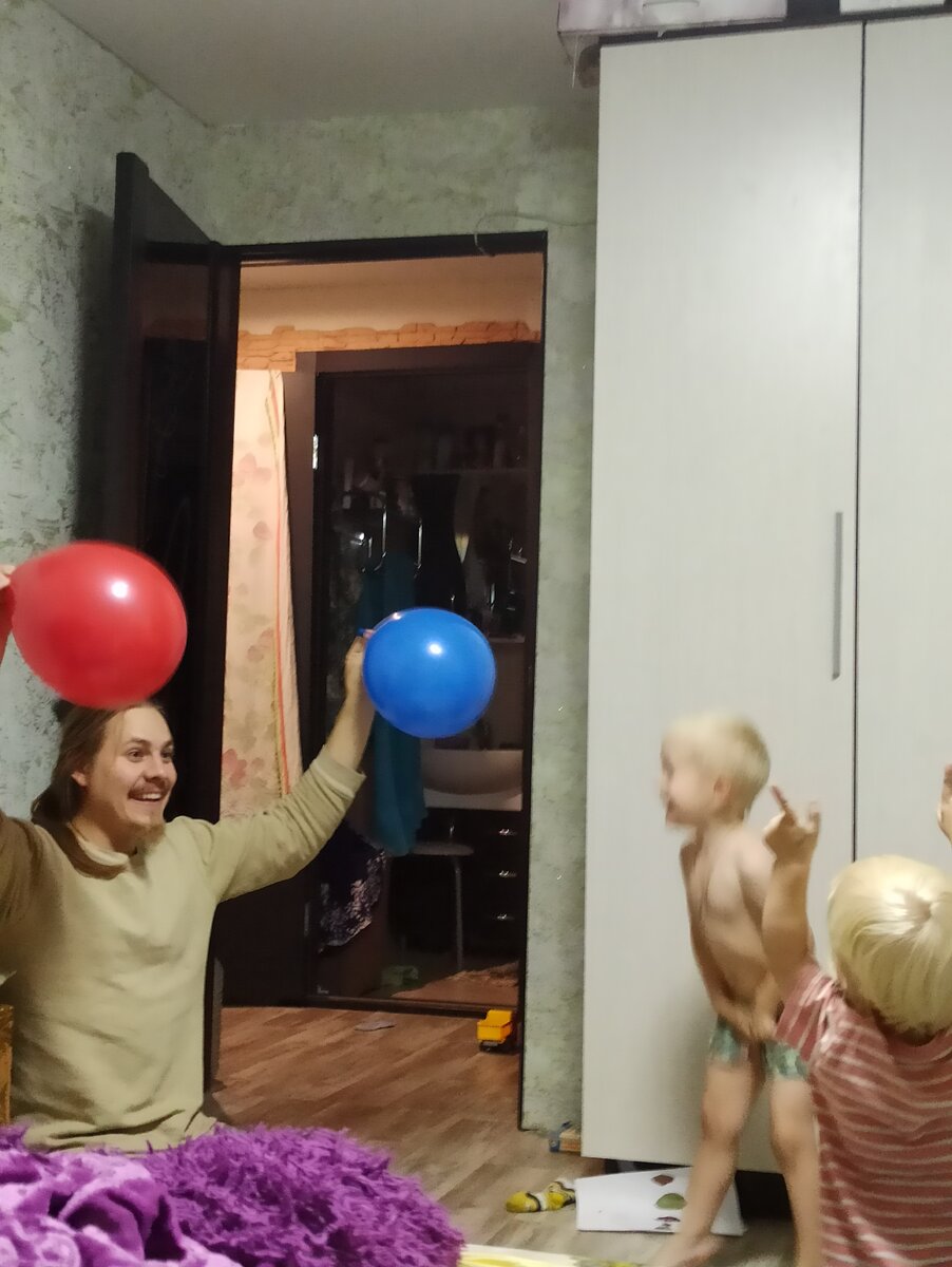 С папой весело играть😅