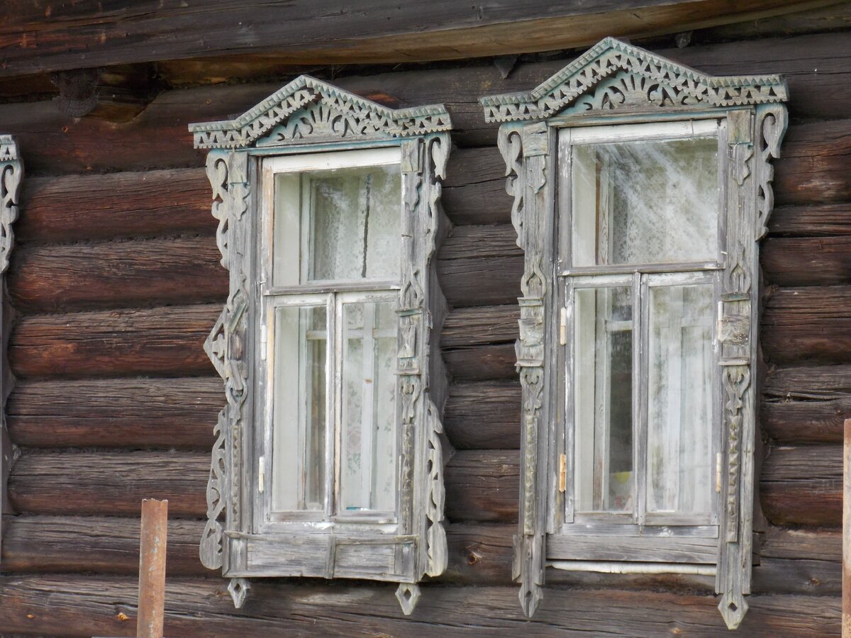 Два окна. Да, есть что восстанавливать! Дух дома надо соблюсти.