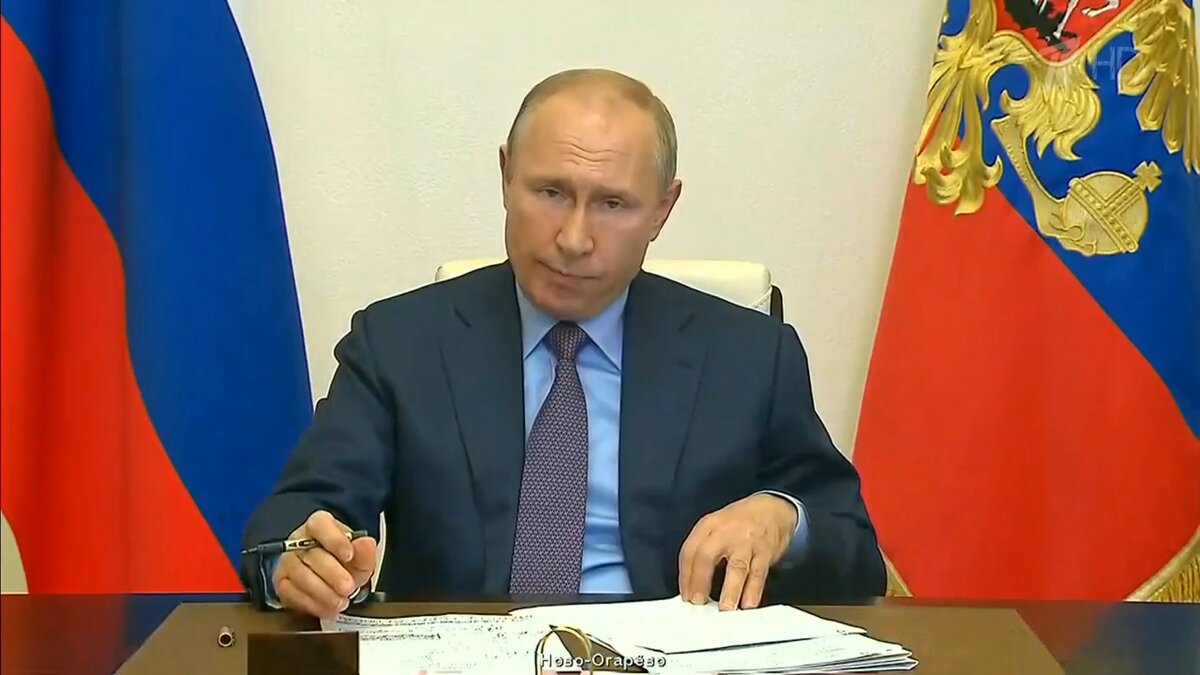 Путин очень зол на чиновников. Брови сдвинуты, голова наклонена, челюсть напряжена