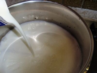 Заливаем молоко.