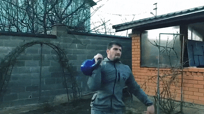 Выталкивание гири от плеча