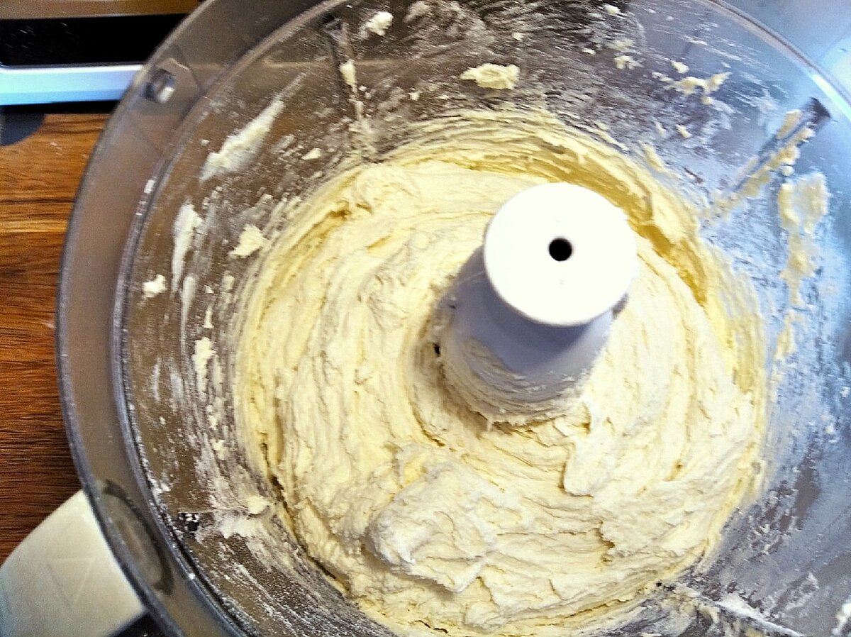 В таком комбайне универсальный нож измельчит и соединит все продукты в секунды