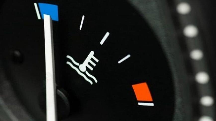 Забегая вперёд, проще ответить сразу: да, прогревать, минуты две-три, но желательно не более пяти, иначе будет нарушение соответствующей статьи КоАП РК. Со двора или паркинга (где ночует подавляющее большинство машин горожан) следует ехать плавно и не спеша, чтобы дать возможность агрегатам автомобиля прийти в себя после стылой спячки, а пешеходам спокойно расступиться. Зимой, конечно, предполётная процедура может занять больше времени — и 7 минут, и 10, так что окутанные клубами дыма «старички» могут снова вызвать резонное возмущение жильцов близлежащих домов. Однако таковы особенности жития в современном уплотнённом мегаполисе, с этим надо мириться обеим сторонам.