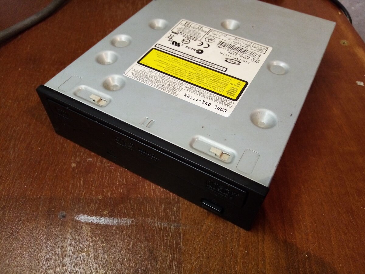 Старый дисковод от стационарного компьютера