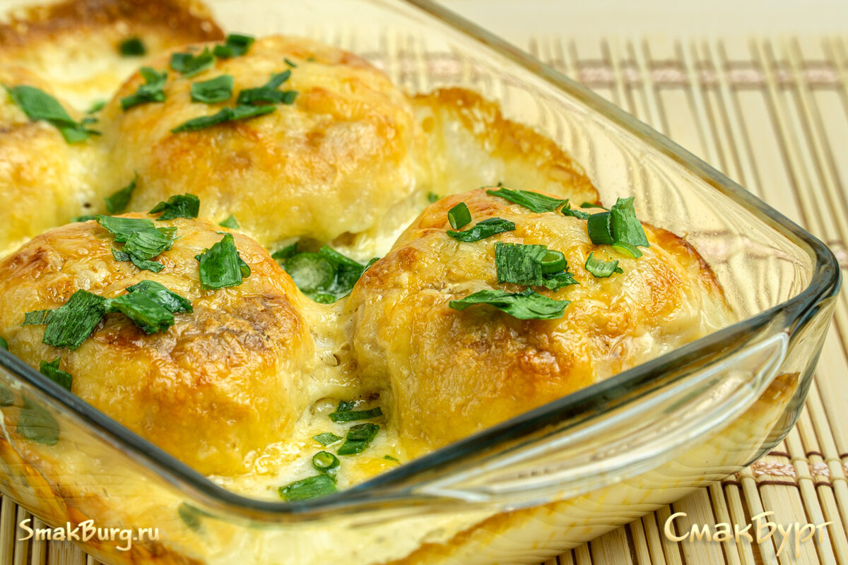 Сочные и аппетитные куриные котлетки под изысканным белым соусом готовятся из простых ингредиентов, а на вкус получаются очень нежными и ароматными. Это отличный вариант для праздничного стола!