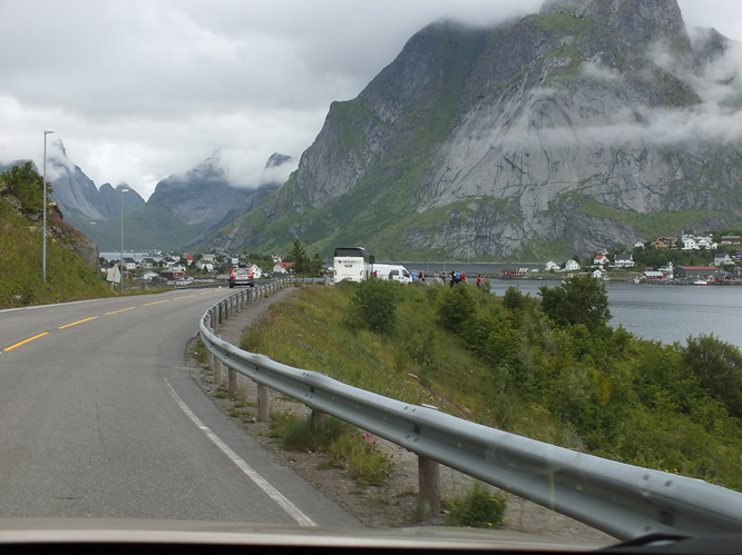 Автотуристы высыпали на живописное место, остановились на площадке. Удобно.
