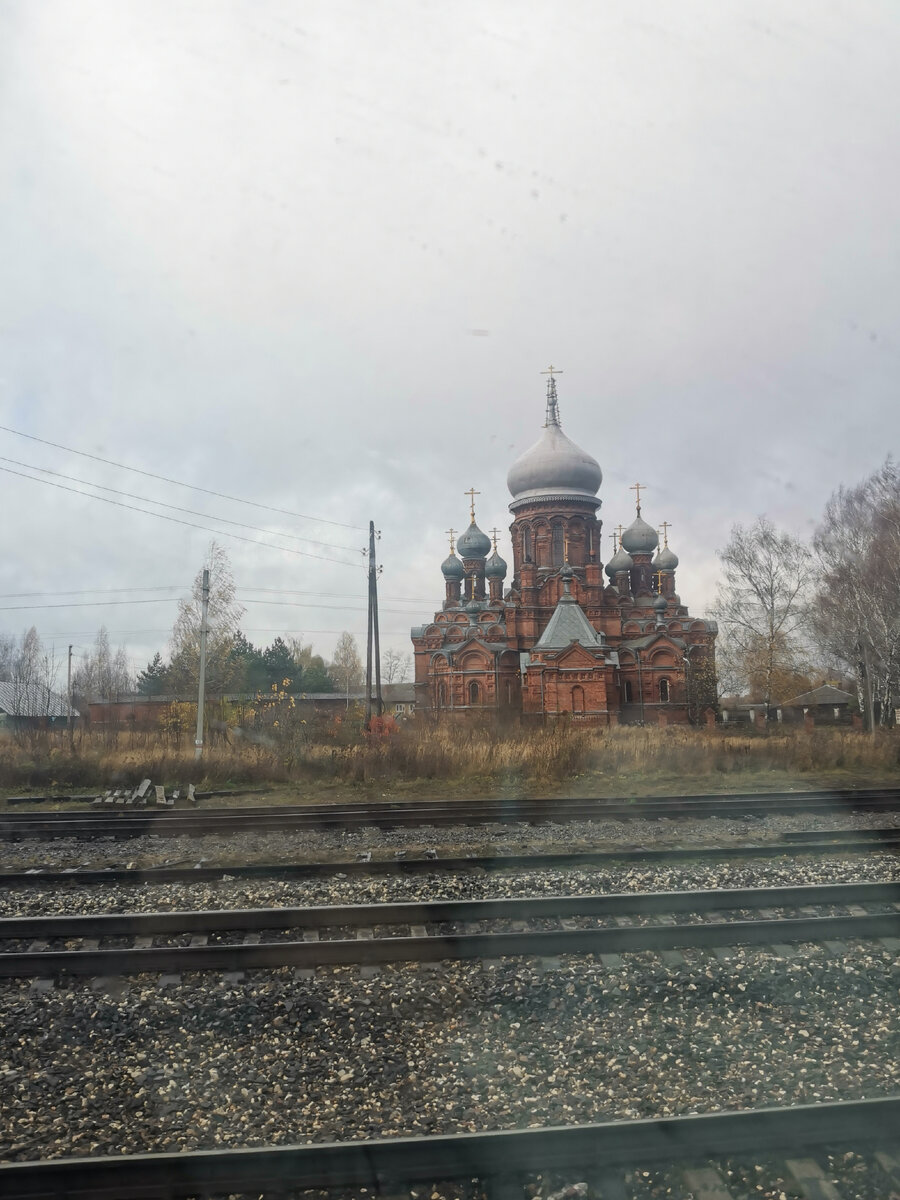 Фото из окна поезда - красивая церковь в городе Фурманов