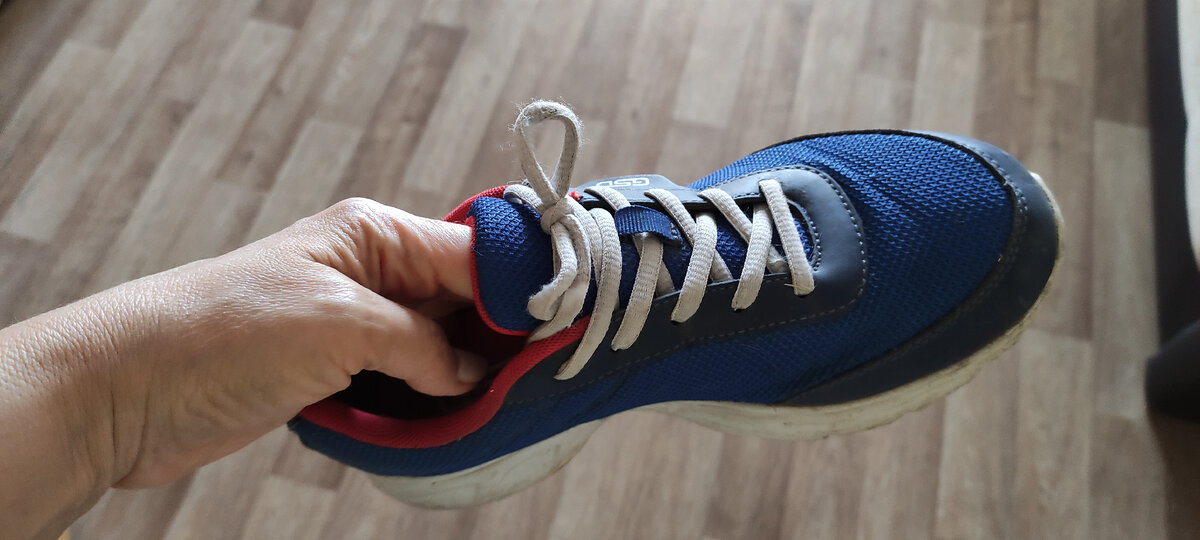 Сине-бело-красная гамма, не так уж и ярко. И совсем немаркие