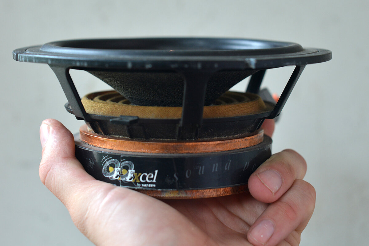 Видно, что центрирующая шайба просажена в сторону магнита. Катушка динамика явно занимает не свое положение.