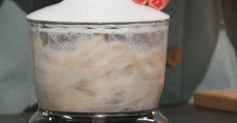 Банан нарезаем на три кусочка. Замораживаем. Кладем в блендер и взбиваем с молоком.1.