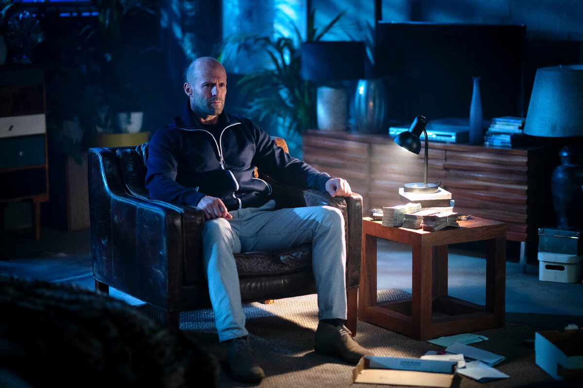 Кадр из фильма "Гнев человеческий": Джейсон Стэйтем решителен и зол...