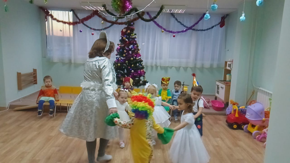 Это внезапно я в виде хороводной Снегурочки. А в моем хороводе - клоуны и снежинки.