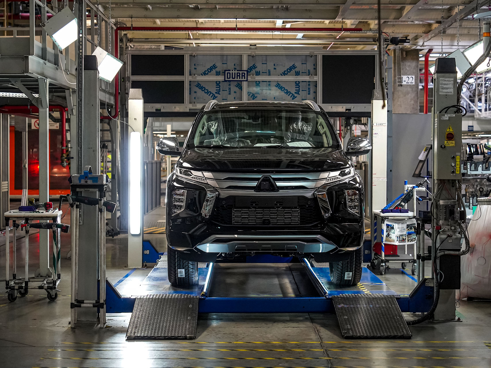 Как собирают внедорожник Mitsubishi Pajero Sport и кроссовер Outlander на заводе в Калуге1