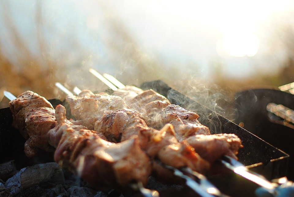 https://cdn.pixabay.com/photo/2017/09/03/07/10/shish-kebab-2709499_960_720.jpg
