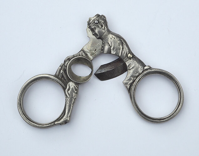 Ножницы для сигар начала 1900-х годов в виде дамы на велосипеде - из коллекции Веломузея Андрея Мятиева.