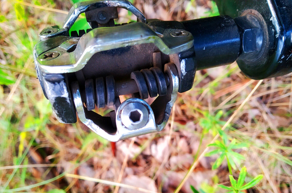 винт, регулирующий усилие встёгивания-выстёгивания