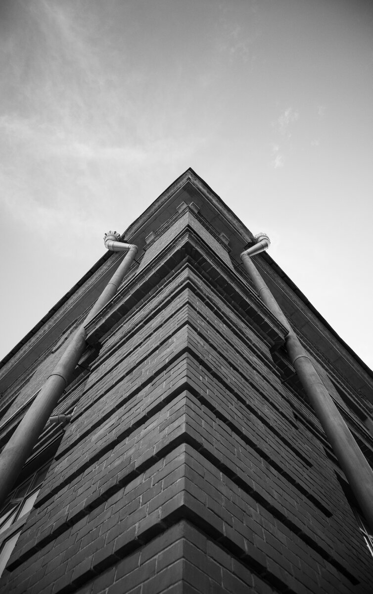 Уголок здания Башкирского государственного академического театра драмы имени Мажита Гафури, Уфа, июль 2021