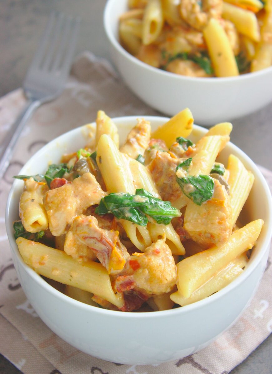 Эта сливочная паста полна вяленых помидоров, свежего шпината, сырного сыра и жареной курицы. Хотя это блюдо из макарон, наиболее важным является ароматный сливочный соус с вялеными помидорами и свежим шпинатом. Шпинат - король этого блюда. Самый простой способ представить, что значит быть флорентийцем, - это шпинат. В частности, он содержит основной ингредиент - яйца, птицу или рыбу, подаваемые на шпинате. 
Выбирайте любую пасту, которая есть у вас под рукой. Я выбрала пенне, потому что мне нравится его добавлять в такие соусы, готовлю и на этом пока все. Обжарить курицу и добавить помидоры и чеснок.

Будьте внимательны при выборе помидоров. Не все сушеные помидоры одинаковы. Для этого рецепта не покупайте сушеные помидоры из пакета, выбирайте те, которые упакованы в банку, наполненную оливковым маслом, специями и зеленью (их тоже можно применить). Если вас беспокоит, что помидоры в банке слишком жирные, позвольте мне вас успокоить, потому что вы слейте все масло через ситечко. К помидорам прилипает немного масла, и вместо сухих небольших кусочков вы получаете ароматные, влажные и красочные помидоры, которые легко пережевывать.

Теперь мы можем приготовить сливочный соус со сливками, молоком, бульоном и сыром моцарелла. Его нужно часто помешивать, чтобы сыр расплавился и загустел соус. Не выбирайте легкий сыр - не получится. Соус должен быть сливочным. Выбранные мной сливки добавляются в кофе, а сливки на 12% жидкие. Просто добавьте свежий шпинат (он может быть порванным или целиком) и приготовленные макароны, 5 минут приготовления и вот оно.