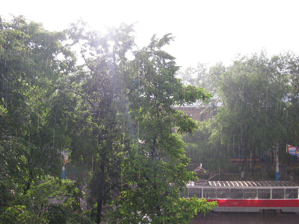 Воронеж, ул.Кольцовская, вид из окна дома 37/1 (сейчас рядом Галерея Чижова), июль 2006 или 2008 года