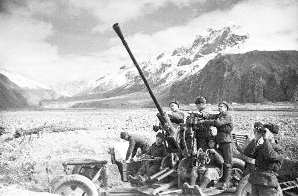 Великая Отечественная война (1941-1945 гг.). Битва за Кавказ. Советские войска ведут огонь по укреплениям врага в районе города Орджоникидзе, во время оборонительной операции северной группы войск Закавказского фронта.