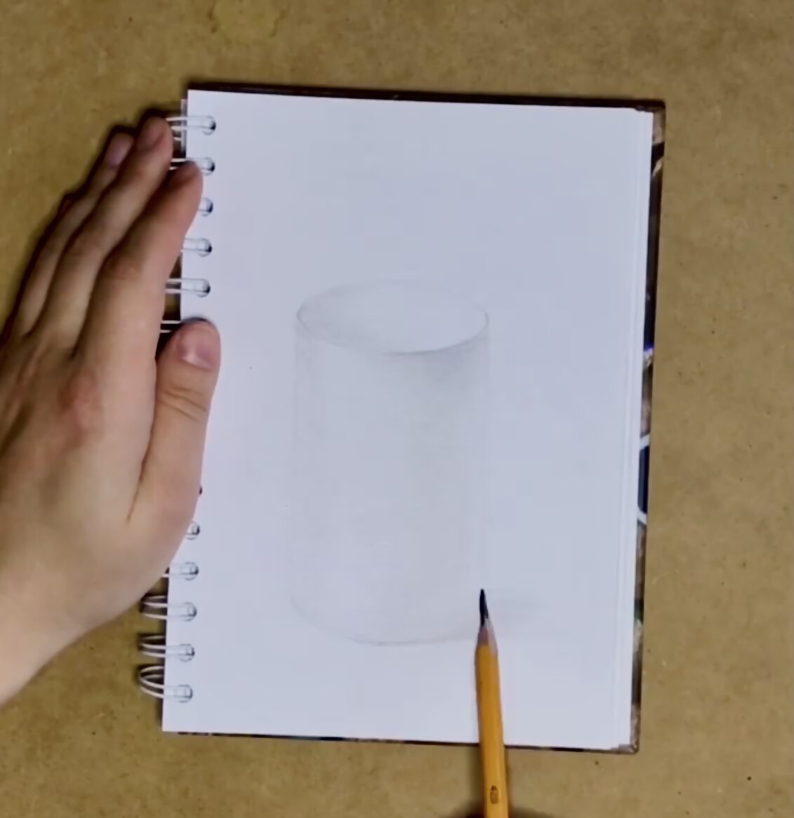 Продолжая наши базовые уроки рисования, хотелось бы сегодня заострить внимание на то как более точно можно нарисовать цилиндрическую фигуру.